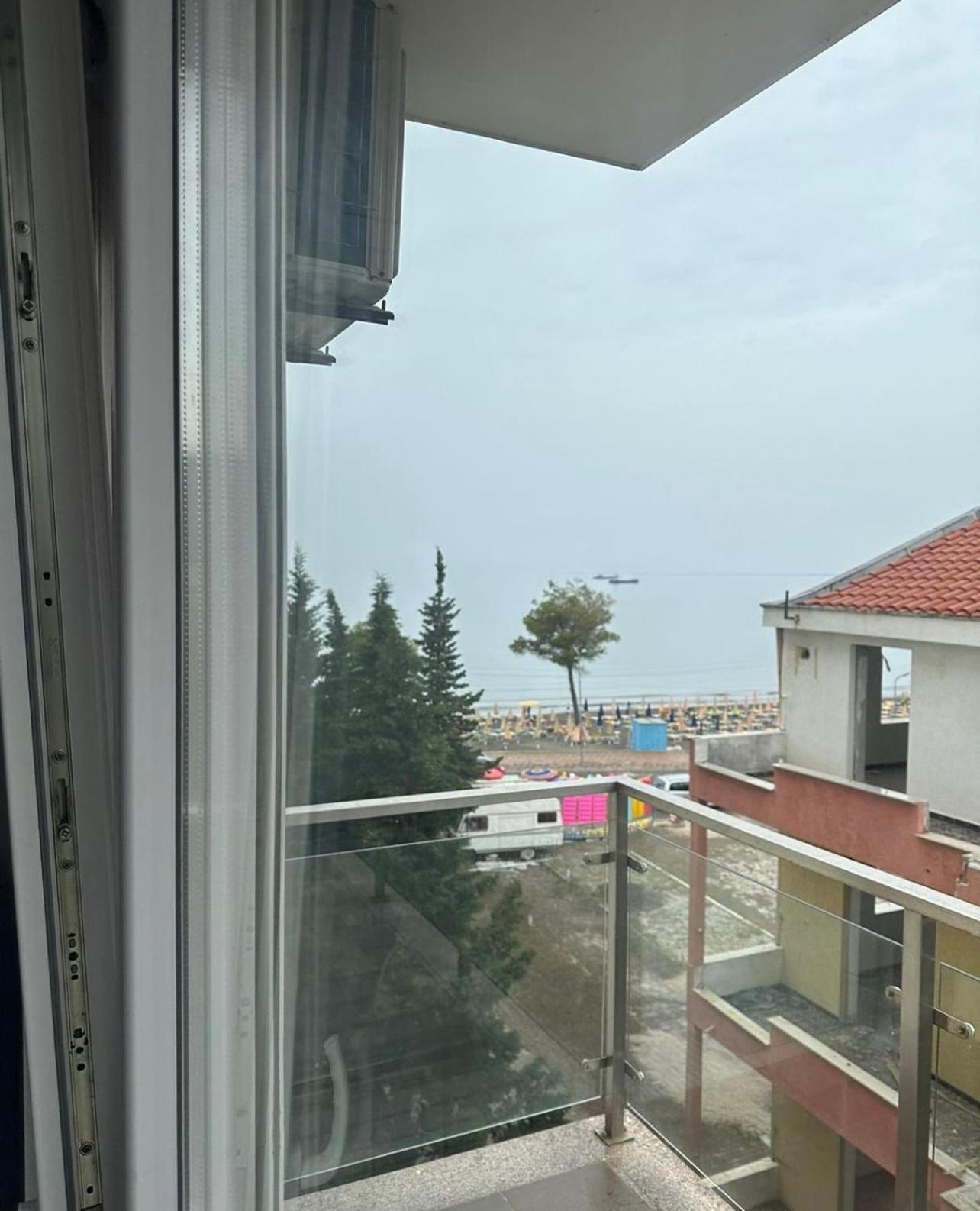 Deluxe Apartments With Balcony Shengjin Bagian luar foto
